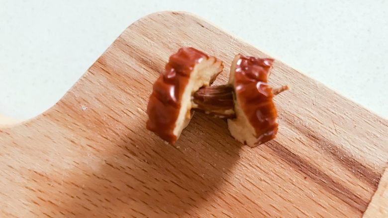 宝宝辅食:红枣脆片-30M ,用水果刀把中间部分再切成2等份(如果红枣比较小,这里就不需要切成2份了哈),方法和步骤2一样,刀刃贴着果核划一圈。这个时候,果肉就很容易从果核上剥离下来了,如果还是剥离不了,可以用水果刀切一刀开个口,就和戒指一样可以分离下来了。