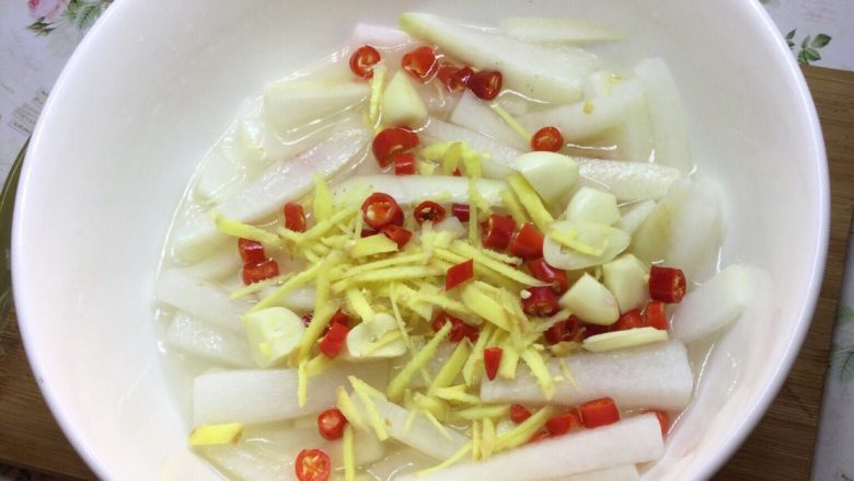 泡酸辣甜白萝卜,加入适量白糖,喜欢甜可以多放些。倒入白醋,白醋量以刚浸没萝卜及辅料为佳
