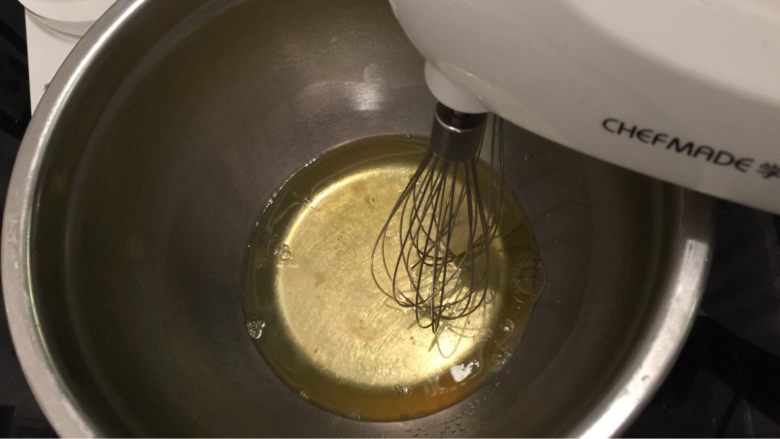 翻糖蛋糕一一皮诺曹的爱情故事,烤箱预热150度。蛋清倒入无水无油的干净打蛋盆内,加少许盐和2一3滴柠檬汁,打至粗泡