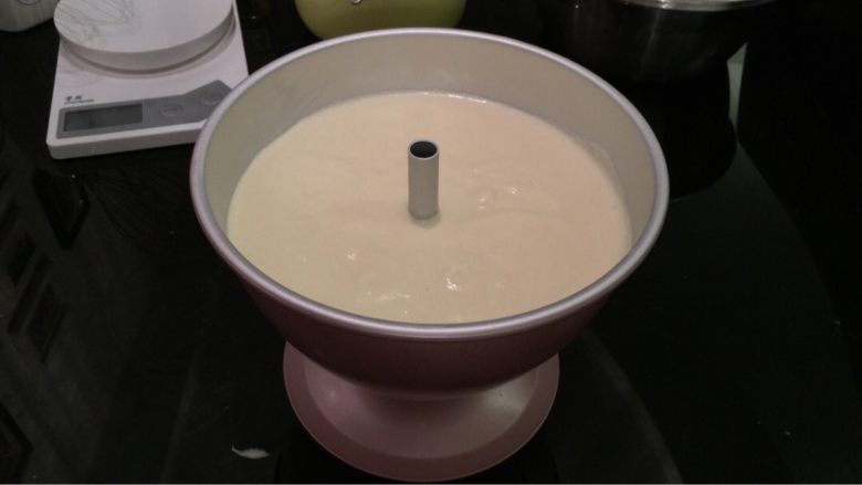 翻糖蛋糕一一皮诺曹的爱情故事,将拌好的蛋糕糊倒入7寸阳极芭比蛋糕模内,垂直轻震去气泡