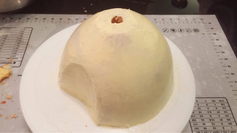 翻糖蛋糕一一皮诺曹的爱情故事,叠放好蛋糕胚,均匀地抺上奶油霜,冰箱冷藏备用