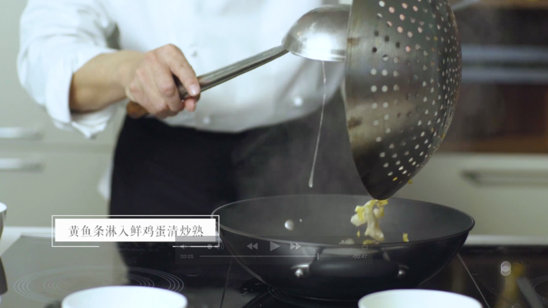 赛螃蟹,将搅拌好的蛋黄入锅炒成颗粒状,再加入炸好的鱼肉条混合翻炒