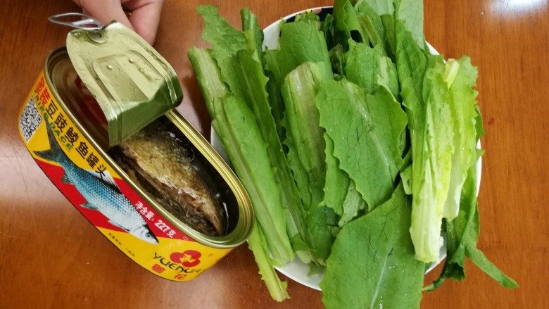 豆豉鲮鱼油麦菜,准备材料,如图,<a style='color:red;display:inline-block;' href='/shicai/ 57296'>豆豉鲮鱼罐头</a>超市都有卖