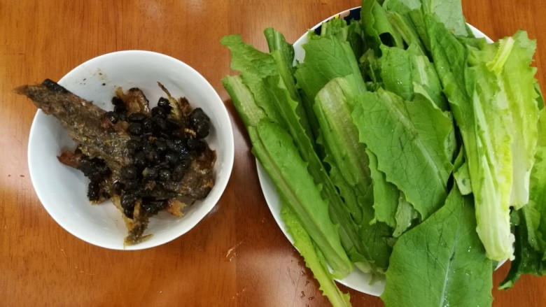 豆豉鲮鱼油麦菜,炒好的豆豉鲮鱼盛出备用