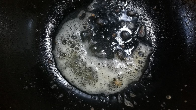 豆豉鲮鱼油麦菜,乘出豆豉鲮鱼,注意锅中剩一点底油,用来炒<a style='color:red;display:inline-block;' href='/shicai/ 155'>油麦菜</a>