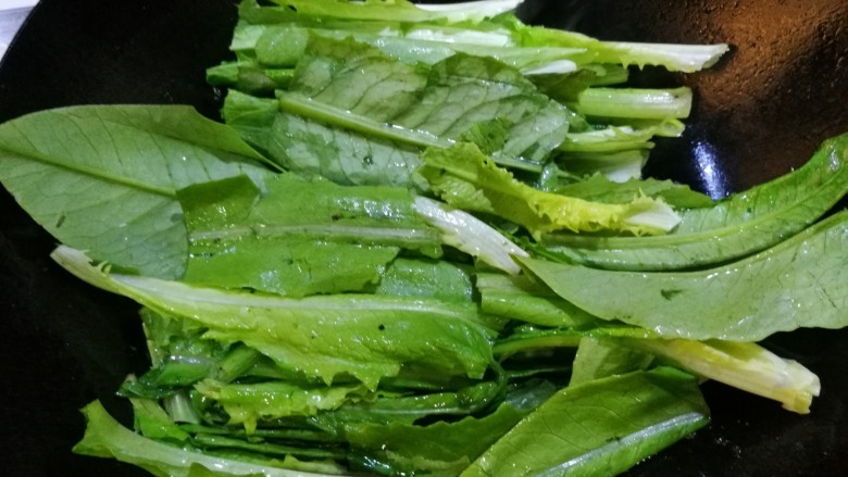 豆豉鲮鱼油麦菜,倒入准备好的油麦菜,翻炒