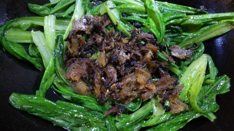 豆豉鲮鱼油麦菜,炒至图中的状态,倒入炒好的豆豉鲮鱼罐头