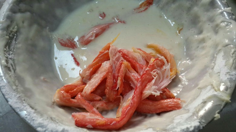 香煸阿拉斯加蟹腿肉,细淀粉用水稀释,加<a style='color:red;display:inline-block;' href='/shicai/ 59093'>鸡蛋清</a>,一小勺油,盐,和糊。
蟹肉放里面