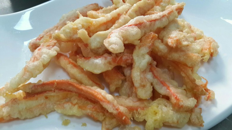 香煸阿拉斯加蟹腿肉,盛盘(注意到这一步就是酥炸蟹腿肉可以配椒盐吃)