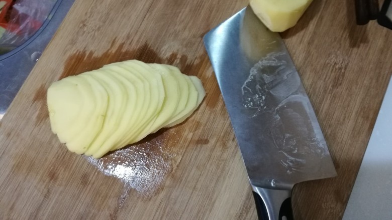 炝土豆丝,土豆去皮,先切成薄片