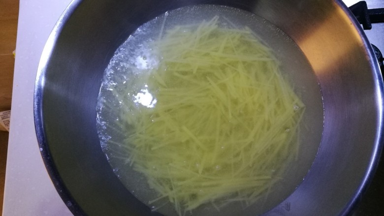 炝土豆丝,然后切成丝,倒入已经烧开的水中,大概一分半左右,可以尝一下,不要烫的时间太长,土豆丝烫面了,就不好吃了
