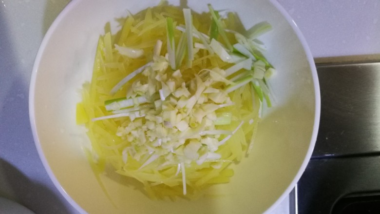 炝土豆丝,将食材依次盛入碗中