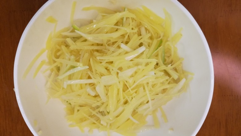 炝土豆丝,加入盐,依个人口味添加伴匀