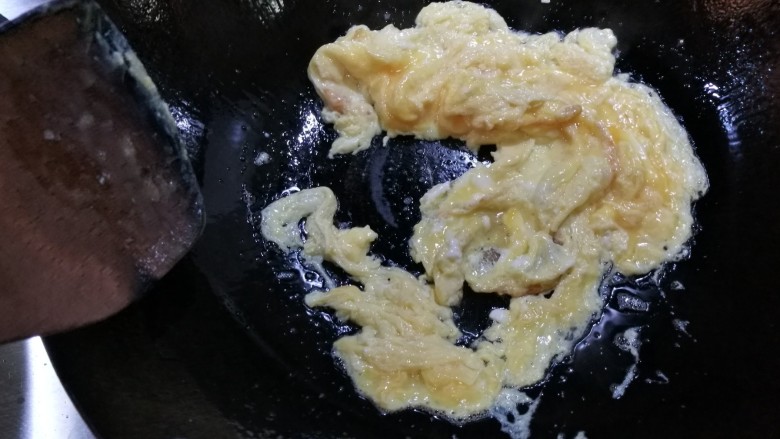 圆葱炒鸡蛋火腿,锅中倒入油,先炒鸡蛋,炒散鸡蛋,不要炒的太老,盛出备用