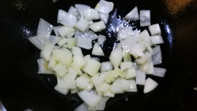 圆葱炒鸡蛋火腿,倒油,炒圆葱,中大火炒
