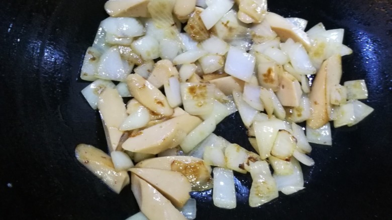 圆葱炒鸡蛋火腿,圆葱炒的有些蔫的时候加入火腿肠,接着炒