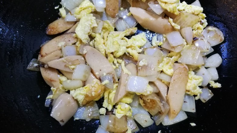 圆葱炒鸡蛋火腿,接着放入炒好的鸡蛋,尝一下味道,加入适量的盐