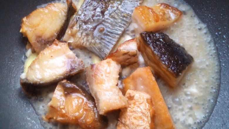 清烧腊鱼,鱼煎好后,加姜、蒜微炒香,加入凉水煮开,水可以稍多些,汤汁对鱼最后的口味影响非常大