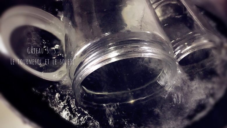 车厘子酱,果酱瓶需要煮沸10min以上消毒(这样可以延长保质期)。煮好后晾干备用。