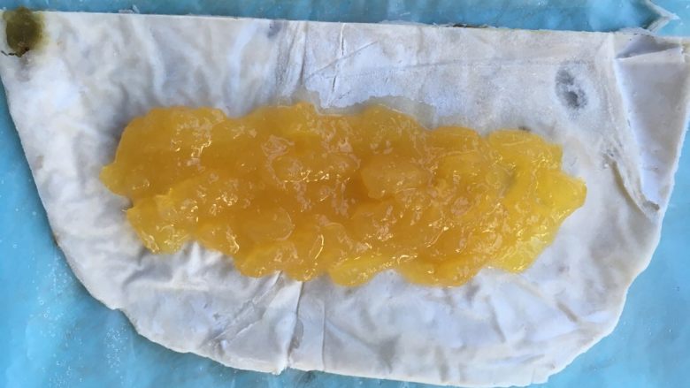 飞饼版凤梨派,平铺上一层果酱,四周留白