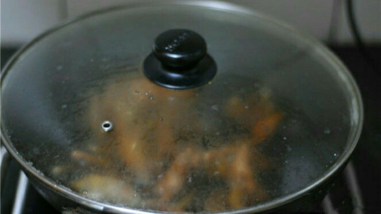 虎皮鸡爪,锅子放油,烧至六成热,盖上盖子,留个小缝,把鸡爪倒进去,马上盖好盖子