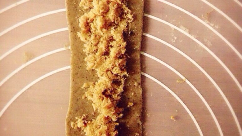 芝麻紫薯卷,芝麻味的面团,方法同上,撒上肉松,卷成条状