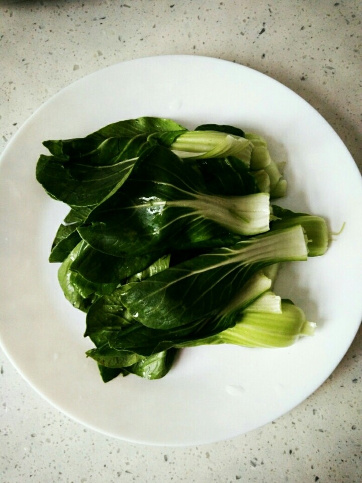 家常抻面片,准备<a style='color:red;display:inline-block;' href='/shicai/ 115'>油菜</a>(或菠菜或小白菜)。