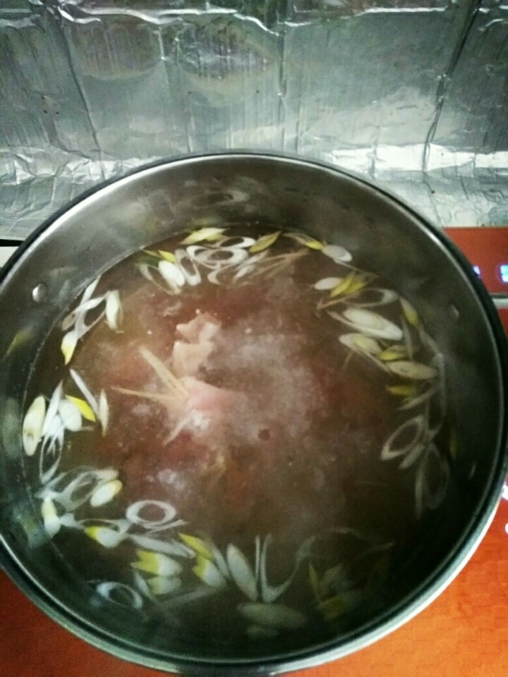 家常抻面片,1、肉片先用开水煮一下去漂伶(沫子),肉色变白捞出,倒掉锅里的水。
2、重新烧温水下肉片、葱和姜,倒入少许生抽提味。