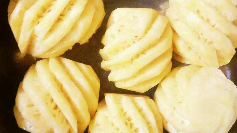 冰镇糖水菠萝,<a style='color:red;display:inline-block;' href='/shicai/ 597'>菠萝</a>削皮洗净切块