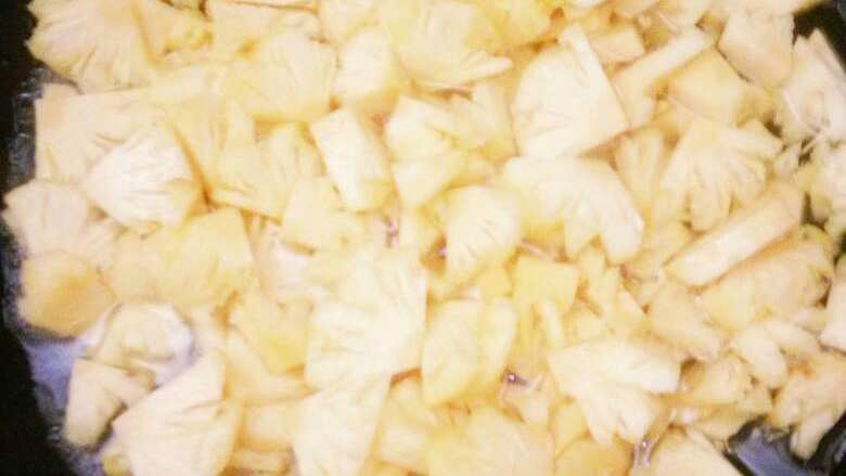 冰镇糖水菠萝,锅中倒入冷开水，放入<a style='color:red;display:inline-block;' href='/shicai/ 866'>冰糖</a>，待糖水烧开放入菠萝煮