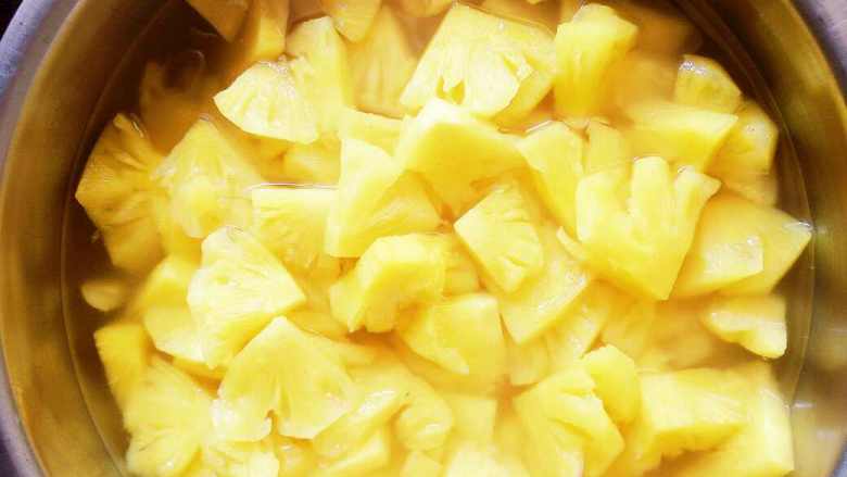 冰镇糖水菠萝,菠萝熟起锅冷却，放入冰箱冷冻至沙冰口感更嘉