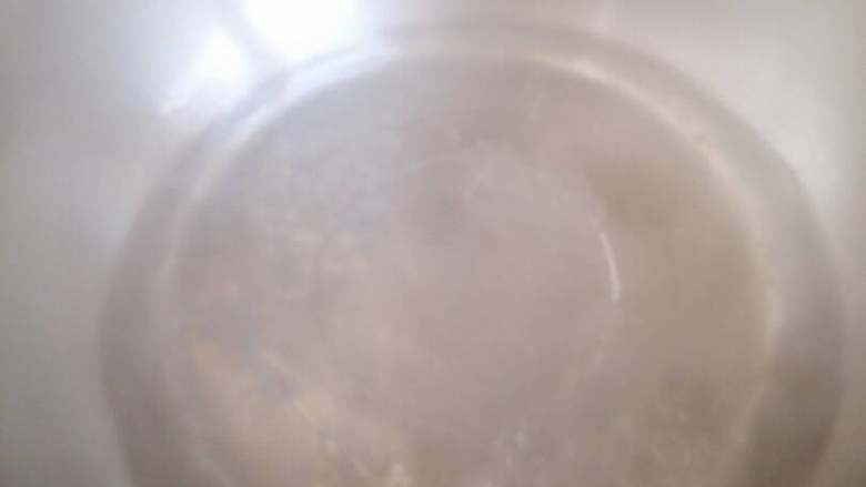 辣白菜,水放盆里开后,放糯米糊(糯米粉加水调匀)熬成浆糊
