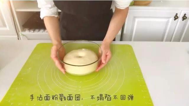 宝宝辅食:日式红豆包-18M ,二、第一次发酵(发酵至2倍大)
2、此时用手沾面粉戳面团,不塌陷不回弹即可。