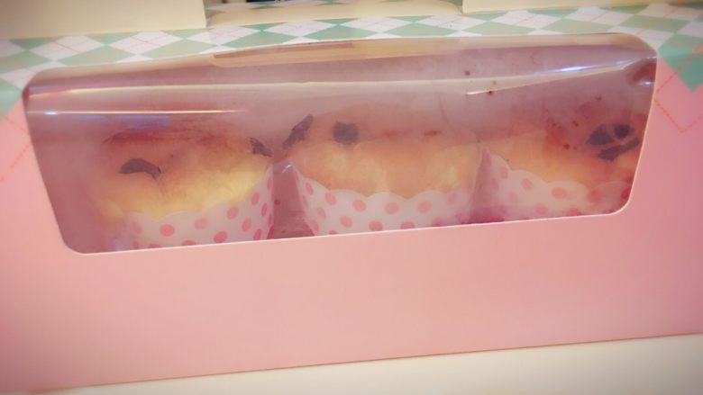 ❤️草莓裸蛋糕,纸杯蛋糕是用剩余的材料做的 太凑合了😄