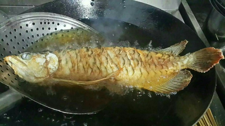 富贵金龙鱼,改刀后入油炸,