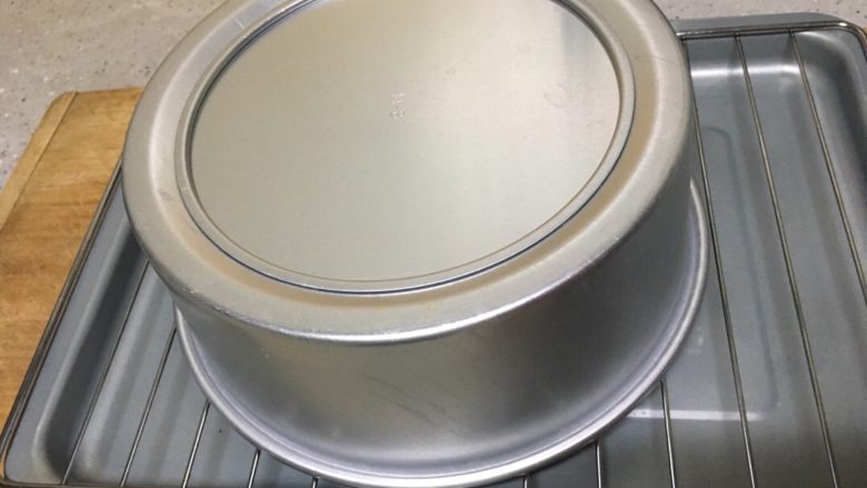 戚风蛋糕,烤好后颠下马上倒扣等到第二天早上就可以取出来了