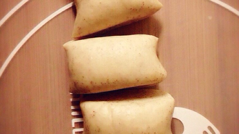 卖相不好,吃口不错的粗粮虾肉包子,所有的包子皮的食材倒入面包机里,按下揉面功能,接着用发酵功能,自行发酵50分钟,最后把面团切成等大的几个面团