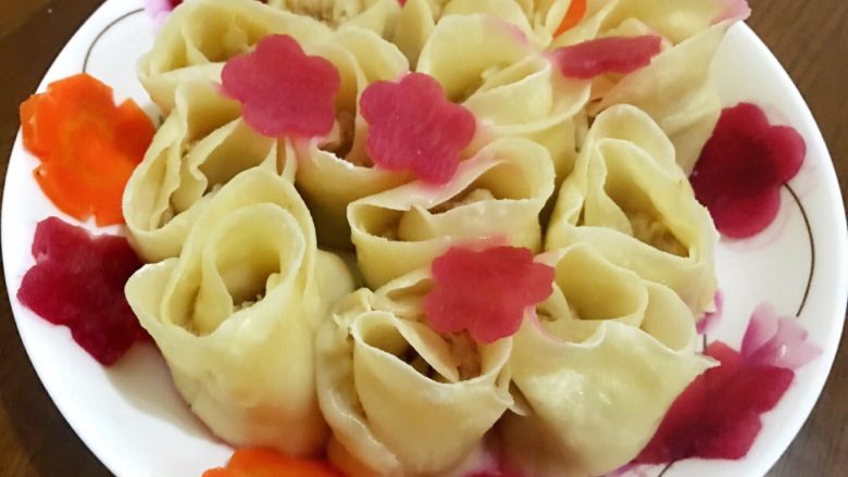 自制玫瑰花饺子,蒸好的饺子成品图。如果一次吃不完可以放冰箱,下次再吃可以用煎锅放点油煎小火煎5分钟再吃,非常棒哦。