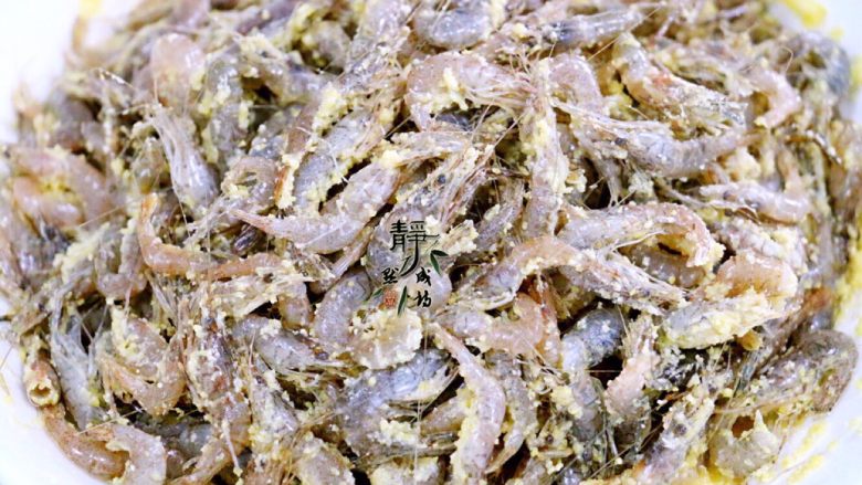 独家韭菜炒河虾,下手,充分拌匀,让小河虾均匀地周身沾上一层薄薄的玉米面。