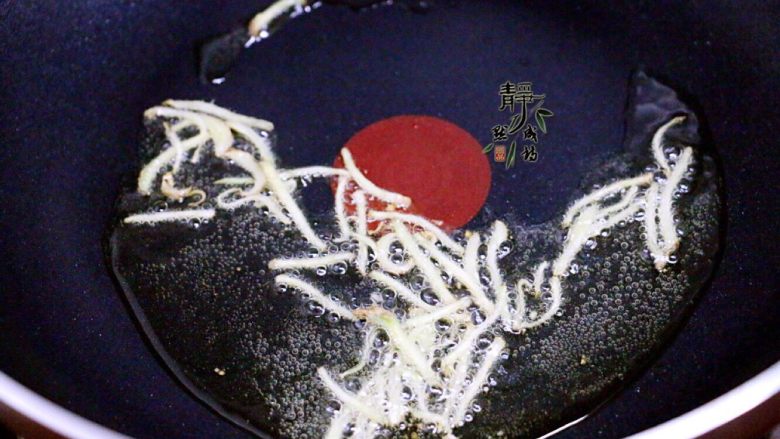 独家韭菜炒河虾,热锅热油,油要比平时炒菜的量略多一些。先下姜丝煸炒出香味。
