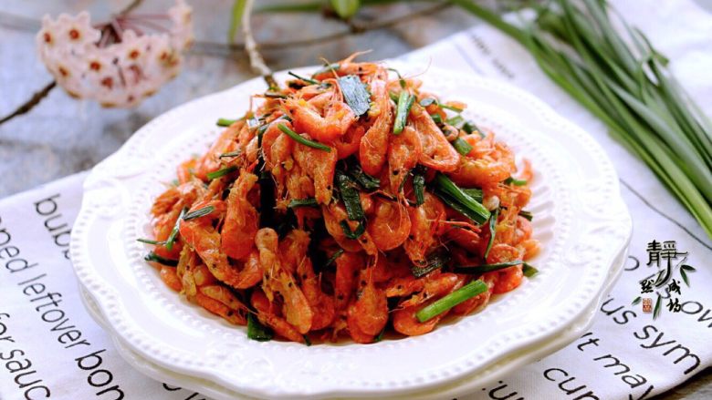 独家韭菜炒河虾,口感清香酥脆,食后唇齿留香。
