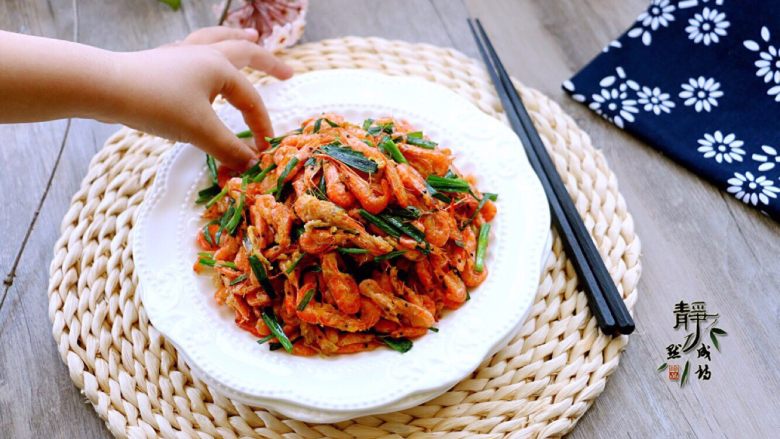 独家韭菜炒河虾,瞧这一只抢食的小手,满满的爱与童趣。春天是孩子长个子的季节,别忘了给孩子做一道色香味俱全的【韭菜炒河虾】。