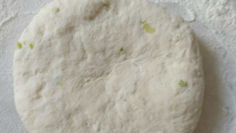 椒盐葱花盘丝饼,取出一个饼量的面团,揉光滑。