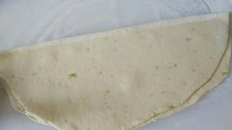 椒盐葱花盘丝饼,对折,再刷上油