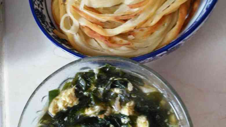 椒盐葱花盘丝饼,配一碗鸡蛋海带虾仁汤,不错的早饭轻松搞定了。