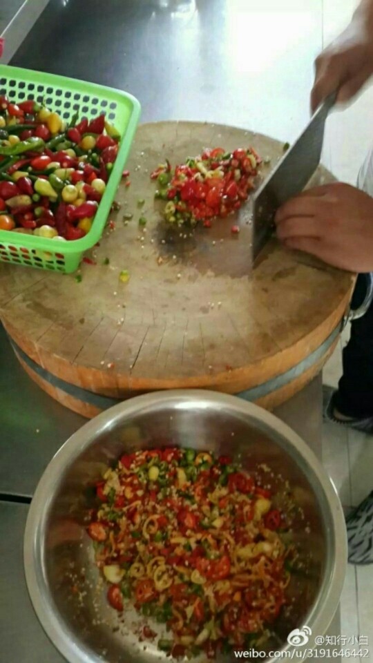 秘制五彩辣椒酱,洗净,控干水切碎