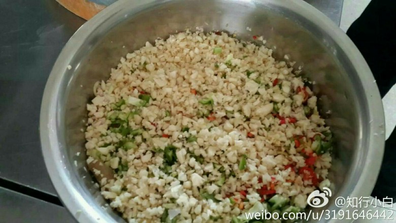 秘制五彩辣椒酱,蒜米切碎,如图