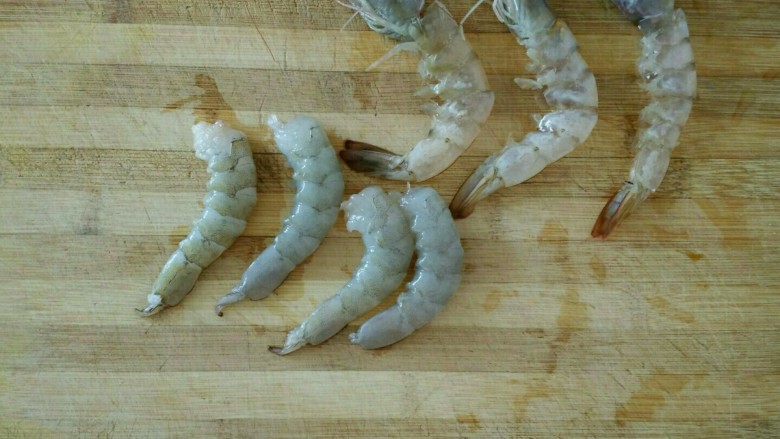 虾仁蒸蛋羹,虾解冻后,去头,剥出虾仁,挑出腹部和背部的虾线和虾肠。(其实,鲜虾稍微冷冻一会儿会比较容易剥壳)