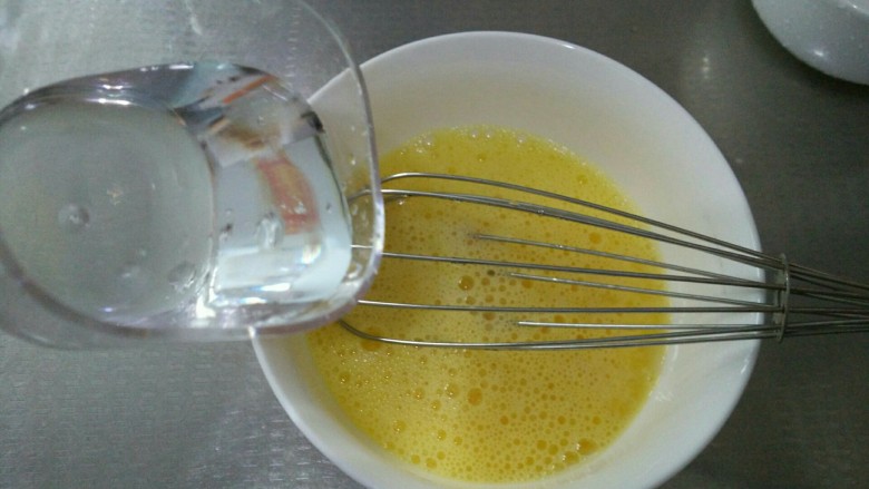 虾仁蒸蛋羹,蛋液用蛋抽搅打均匀,加入2倍的凉开水。一定要用凉开水或者温开水,不要用冷水哦!不然也容易有气孔。