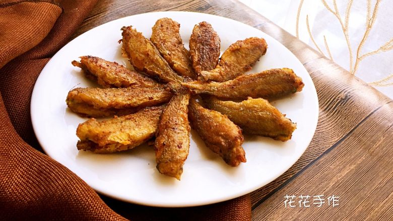 糖醋小黄花,丢掉葱姜蒜不要,将小黄花摆入盘中,淋入剩下的汤汁。
